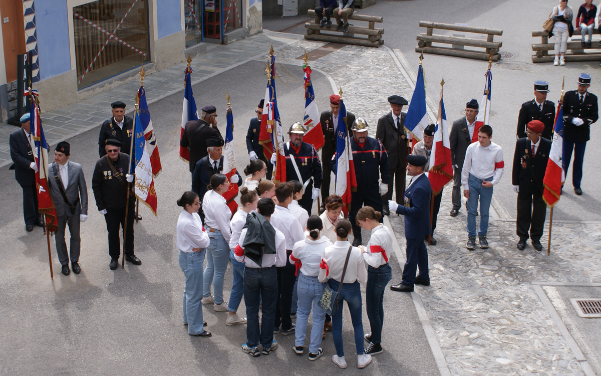 Remise d’insignes à Aiguilles